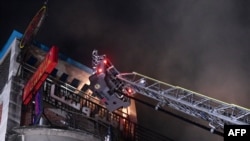 ঢাকার বেইলি রোডে আগুন নেভাতে দমকল বাহিনী কাজ করছে। ফটোঃ ২৯ ফেব্রুয়ারি, ২০২৪।