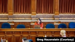 La periodista Laura Belin en la Cámara de Representantes del estado de Iowa después de una lucha de cinco años para asegurar las credenciales de los medios. [Foto: Greg Hauenstein].