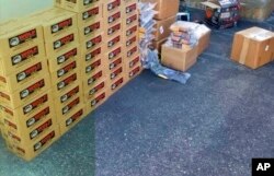 Sekretarijat za pravosuđe prikazao je kutije sa municijom nakon konfiskacije. (Foto: USDOJ via AP)