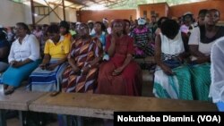 Abesifazane bathakazelela ilanga le International Women's Day edolobheni le Victoria Falls.