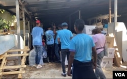 来自东非厄立特里亚(Eritrea)的难民虽然仍然没有公民身份，但他们了解哈马斯的恐怖，所以他们要跟以色列站在一起，他们的难民组织每天有人志愿轮流来帮忙清扫场地 (美国之音/赖素芬)