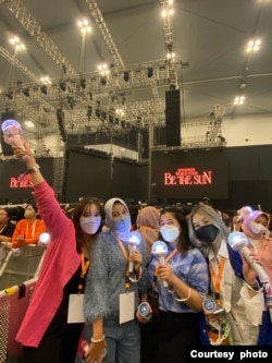 Tania Amalia Fitri bersama sesama Carat saat menonton konser Seventeen di Indonesia (dok: Tania Amalia Fitri)