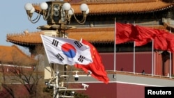 韩国与中国国旗在北京天安门广场飘扬。（2017年12月15日）