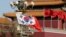韩国与中国国旗在北京天安门广场飘扬。（2017年12月15日）