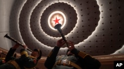 中国军乐团在北京人大会堂内演奏。（2024年3月11日）