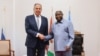 Le ministre des Affaires étrangères Sergei Lavrov et le président burundais Evariste Ndayishimiye.