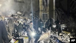 ইউক্রেনীয় পুলিশের প্রেস অফিস প্রদত্ত এই ছবিতে দেখা যাচ্ছে , রাশিয়ার হামলার পরে ইউক্রেনের ওডেসায় জরুরি উদ্ধার কর্মীরা একটি আবাসিক এলাকায় ধ্বংস হয়ে যাওয়া একটি ভবনে কাজ করছেন।(২ মার্চ, ২০২৪) 