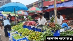 কারওয়ান বাজারে নানান মৌসুমি ফলের সমাহার।