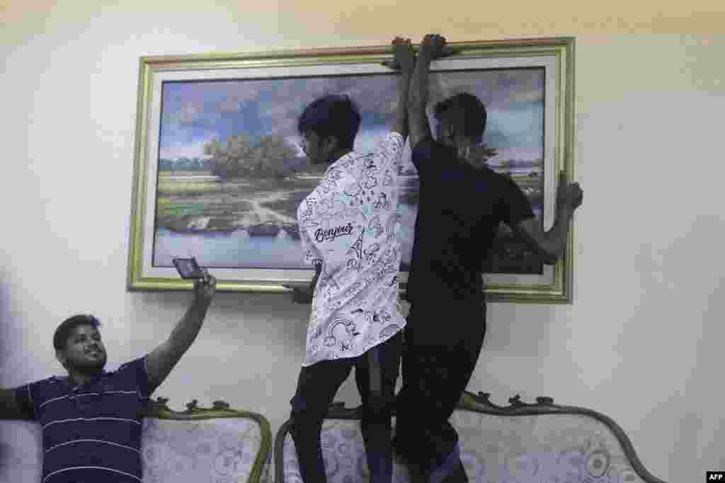 Anti-government protesters vandalize Prime Minister Sheikh Hasina&#39;s palace in Dhaka, Aug, 5, 2024.