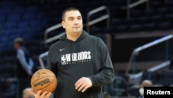 Dejan Milojević, ex basketteur, entraîneur professionnel serbe et ancien entraîneur adjoint des Golden State Warriors de la National Basketball Association (NBA).