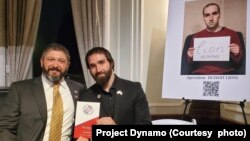 Співзасновник Project Dynamo Браян Стерн і Кирило Александров під час фандрейзингової події у Нью-Йорку, лютий 2023. На плакаті справа - фото після силової операції Project Dynamo під назвою Detroit Lions зі звільнення Александрова з російського полону. Фото надане Project Dynamo