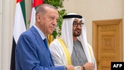 Presiden Uni Emirat Arab Mohammed bin Zayed Al Nahyan (kanan) berpose bersama Presiden Turki Recep Tayyip Erdogan di Abu Dhabi, pada 19 Juli 2023. (Foto: AFP/UAE's Ministry of Presidential Affairs )