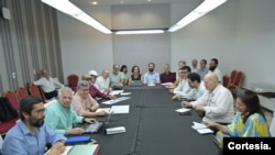 Las delegaciones de Colombia y el ELN en sus conversaciones de paz en la Habana, Cuba. [Foto: Cortesía].