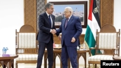যুক্তরাষ্ট্রের পররাষ্ট্রমন্ত্রী অ্যান্টনি ব্লিংকেন ফিলিস্তিনি প্রেসিডেন্ট মাহমুদ আব্বাসের সঙ্গে ইসরাইল অধিকৃত পশ্চিম তীরের শহর রামাল্লাহ’র মুকাতায় দেখা করেন (৫ নভেম্বর, ২০২৩) 