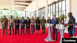 কেনিয়ার প্রেসিডেন্ট উইলিয়াম রুটো (ডানে), এবং হাইতির প্রধানমন্ত্রী এরিয়েল হেনরি (ডান থেকে দ্বিতীয়) এক হাজার কেনিয়ান পুলিশ কর্মকর্তাকে হাইতিতে মোতায়েনের অনুমতি দেয়ার জন্য ২০২৪ সালের ১ মার্চ কেনিয়ার নাইরোবিতে একটি চুক্তি ঘোষণা করেছেন। (ছবি কেনিয়ার স্টেট হাউসের সৌজন্যে) 