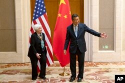 资料照：中国副总理何立峰在北京钓鱼台国宾馆会晤到访的美国财长耶伦。（2023年7月8日）