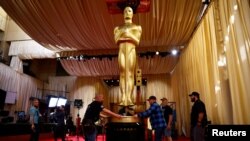 অস্কারের সোনালি মূর্তি, অনুষ্ঠানের জন্য সাজানো হচ্ছে।