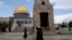 Jemaah Palestina berjalan melewati Kubah Batu di kompleks Masjid Al-Aqsa di Kota Tua Yerusalem, Senin, 19 Februari 2024. (AP/Maya Alleruzzo)