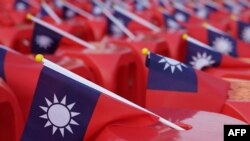 Bendera Taiwan terlihat pada kampanye partai oposisi utama Kuomintang (KMT) menjelang pemilihan presiden, di Kota New Taipei pada 12 Januari 2024. (Foto: AFP)