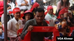 អ្នកចូលរួមក្នុងពិធីអបអរទិវាអន្តរជាតិនារីលើកទី១១៣ លើកក្រណាត់ចងរុំក្បាលពណ៌ក្រហមសរសេរថា «ជីវិតថ្លៃថ្នូរ» នៅទីលានប្រជាធិបតេយ្យ ក្នុងរាជធានីភ្នំពេញ នាថ្ងៃទី៨ ខែមីនា ឆ្នាំ២០២៤។ (ស៊ឹម ចាន់សំណាង/វីអូអេ)
