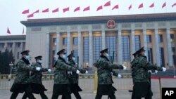 中国武警士兵在北京人大会堂外列队行走。（2024年3月5日）