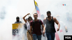 La película Simón narra la historia de un joven estudiante que luego de protestar y sufrir la represión en Venezuela decide emigrar en busca de asilo político.