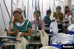 រូបឯកសារ៖ បុគ្គលិក​កំពុង​ធ្វើការ​នៅ​ក្នុង​រោងចក្រ​កាត់ដេរ​ឱ្យ​ក្រុមហ៊ុន H&M នៅខេត្តកណ្តាល ប្រទេសកម្ពុជា កាលពីថ្ងៃទី១២ ខែធ្នូ ឆ្នាំ២០១៨។