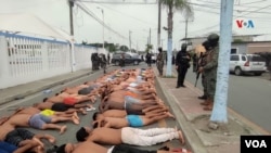 Detenidos yacen en el suelo. Ecuador, enero de 2024.