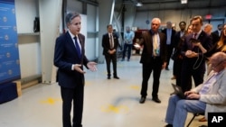 El secretario de Estado de Estados Unidos, Antony Blinken, habla con periodistas sobre su reunión con el primer ministro iraquí, Mohammed Shia al-Sudani, antes de partir del aeropuerto internacional de Bagdad, el 5 de noviembre de 2023.