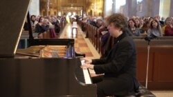 “Я почав збирати репертуар для концертів української музики й почав бачити імена, яких я раніше не бачив”, – піаніст Павло Гінтов. Відео