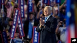 Candidato democrata à vice-presidência, o governador do Minnesota, Tim Walz, discursa durante a Convenção Nacional Democrata, a 21 de agosto de 2024, em Chicago. 