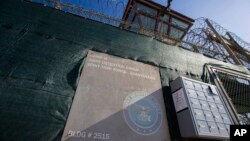 ফাইল ছবি - গুয়ান্তানামো বে নৌ ঘাঁটিতে বন্দি স্থাপনার নিয়ন্ত্রণ টাওয়ার দেখা যাচ্ছে। ফাইল ফটোঃ ১৭ এপ্রিল, ২০১৯।