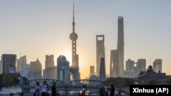 人们在上海外滩观看浦东的日出。(2023年11月3日)