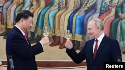 Presiden Rusia Vladimir Putin, kanan, dan Presiden China Xi Jinping menghadiri resepsi di Kremlin di Moskow, 21 Maret 2023. (Sputnik/Pavel Byrkin/Kremlin via Reuters)