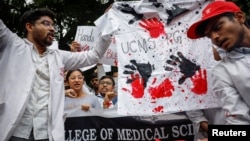 Doctors shout slogans during a protest demanding justice following the rape and murder of a trainee medic at a hospital in Kolkata, in New Delhi, India, Aug. 19, 2024. 