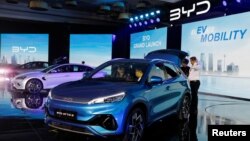 Pengunjung melihat-lihat kendaraan listrik BYD China saat peluncurannya di Jakarta, 18 Januari 2024. (REUTERS/Willy Kurniawan)