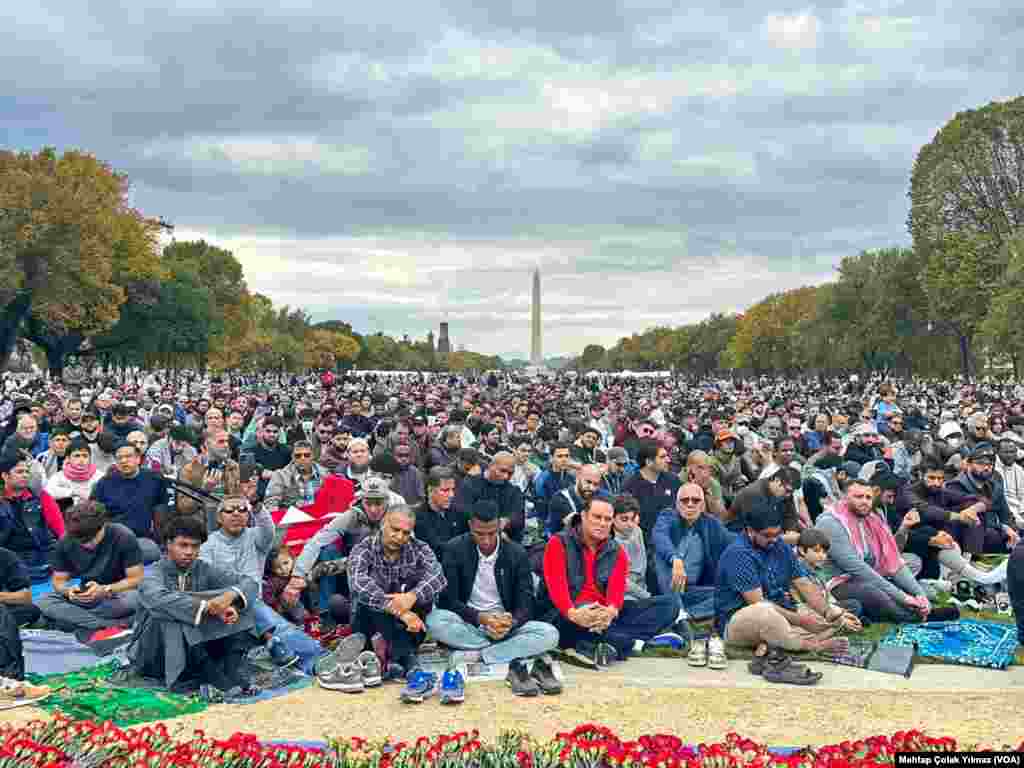 20 Ekim 2023 -&nbsp;İsrail'in, Hamas'ın saldırılarına misilleme olarak Gazze'ye yönelik başlattığı bombardıman devam ederken birçok ülkede tepkiler de büyüyor. ABD'nin başkenti Washington'da Müslüman, Hristiyan ve Yahudi toplulukları Filistin'e destek mesajıyla biraraya geldi. Eylemde, cuma namazı kılındı