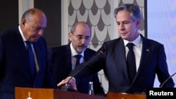 goại trưởng Mỹ Antony Blinken, Bộ trưởng Ngoại giao Ai Cập Sameh Shoukry, và Phó Thủ tướng kiêm Bộ trưởng Ngoại giao Jordan Ayman Safadi tổ chức một cuộc họp báo, sau các cuộc họp về cuộc xung đột đang diễn ra giữa Israel và Hamas, tại Amman, Jordan, ngày 4 tháng 11, 2023.
