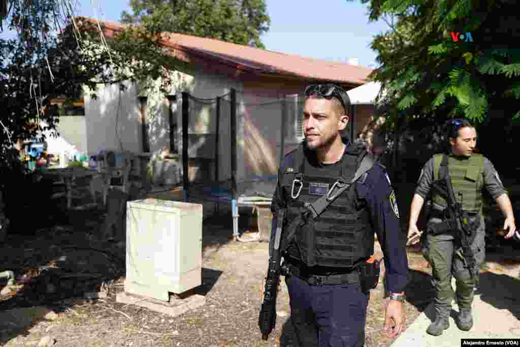 Policías y militares recorren las calles desiertas del kibutz Kissufim,&nbsp;el 1 de noviembre de 2023.&nbsp;