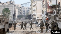 Pasukan Israel berpatroli di dekat area Rumah Sakit Al Shifa di Kota Gaza, pada 22 November 2023. (Foto: Reuters/Ronen Zvulun)