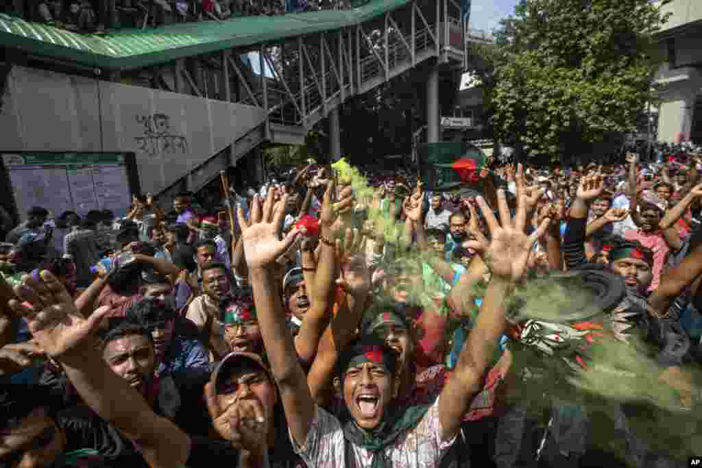 Protesters shout slogans as they celebrate Prime Minister Sheikh Hasina&#39;s resignation, in Dhaka, Aug. 5, 2024.