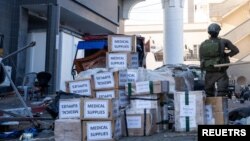 Izraelski vojnik stoji pored medicinske opreme koja je dopremljena u bolnicu Al Šifa u Gazi (foto: Izraelske odbrambene snage/Rojters)