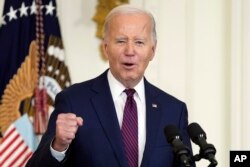 2024年1月19日，乔·拜登总统在华盛顿东厅发表讲话。新罕布什尔州总检察长办公室表示，正在调查有关人工智能骚扰电话的报道。该电话使用人工智能模仿拜登的声音，并阻止该州选民参加1月23日星期二的初选。