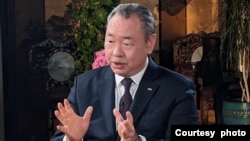 资料照片：驻美国台北经济文化代表处代表俞大㵢在华盛顿双橡园接受美联社专访。(2024年1月18日，台湾驻美代表处提供）