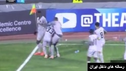 هواداران ناراضی با پرتاب بطری آب، شعار حیا کن، رها کن سر دادند