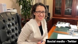 台灣駐美代表蕭美琴離任前在辦公室進行交接工作(2023年11月27日，蕭美琴社群媒體X平台貼圖)