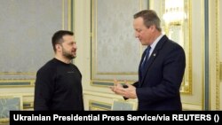 Le président ukrainien Volodymyr Zelensky avec le chef de la diplomatie britannique David Cameron.