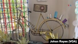 Una bicicleta utilizada como elemento de decoración que simboliza varios de los elementos que no se reciclan