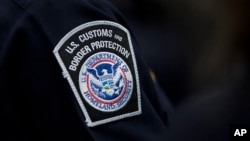 ফাইল ছবি- নিউইয়র্কের জন এফ কেনেডি আন্তর্জাতিক বিমানবন্দরে ইউএস কাস্টমস অ্যান্ড বর্ডার প্রোটেকশন এজেন্সির ব্যাজ পরিহিত একজন এজেন্ট।