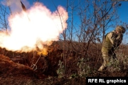 一支乌克兰迫击炮部队向乌克兰东部遭到破坏的巴赫穆特市附近的俄罗斯阵地开火